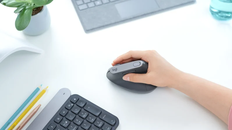 Logitech MX Vertical in einer Hand. Bild von Logitech.com